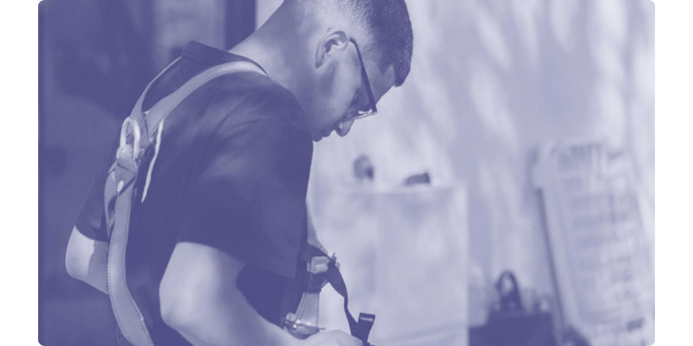 Technicien qui se prépare à partir sur un chantier