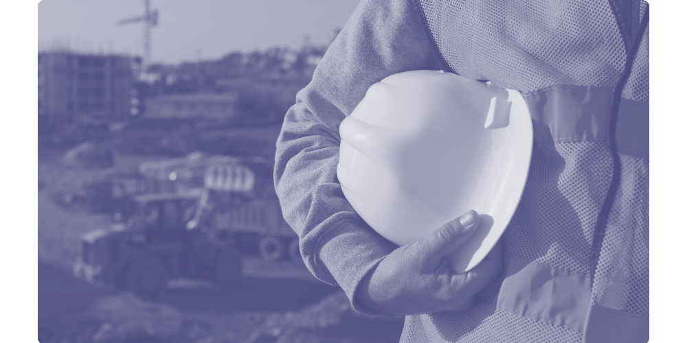 Un technicien avec son casque de chantier à la main