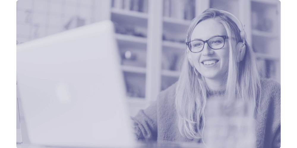 Une femme en train d'assister à un webinaire Altagem