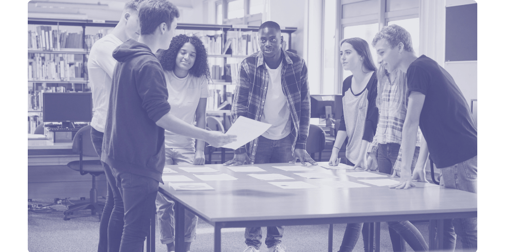 Groupe d'étudiants en train de réfléchir ensemble