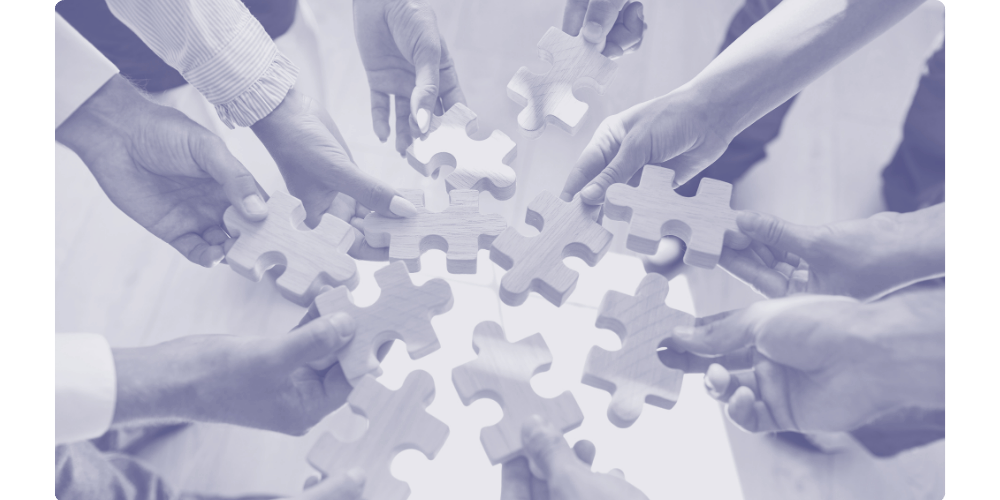 Plein de collaborateurs avec une pièce du puzzle