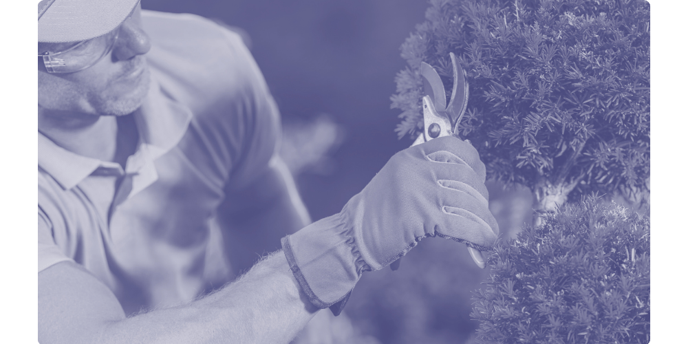 Technicien paysagiste sur un chantier